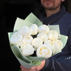 11 білих півоній сорту Duchesse de Nemours у букеті «Білосніжні мрії»