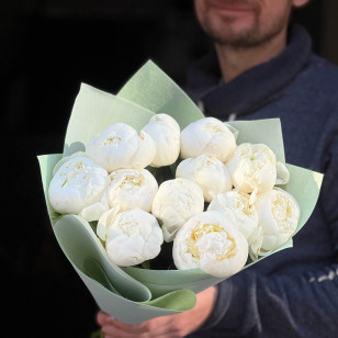 11 белых пионов сорта Duchesse de Nemours в букете «Белоснежные мечты»
