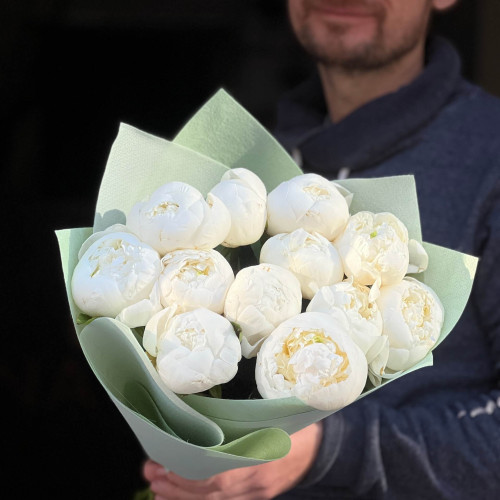 11 білих півоній сорту Duchesse de Nemours у букеті «Білосніжні мрії»
