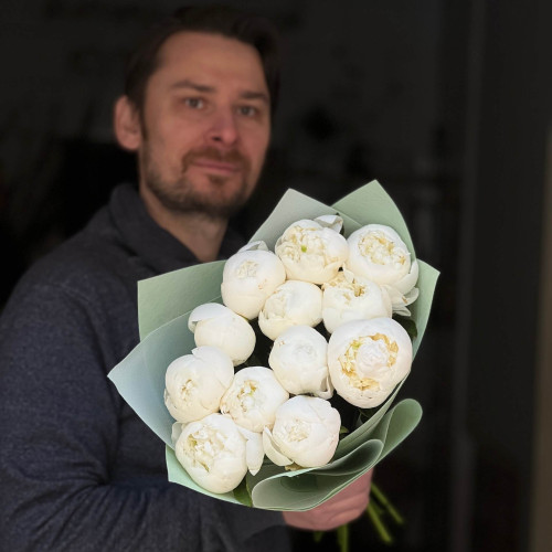 11 білих півоній сорту Duchesse de Nemours у букеті «Білосніжні мрії»