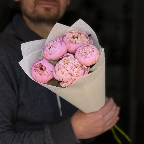 5 ніжно-рожевих півоній сорту Gardenia у букеті «Приємний комплімент»