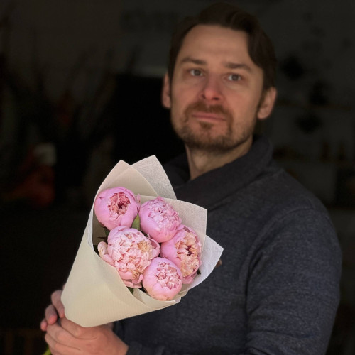 5 ніжно-рожевих півоній сорту Gardenia у букеті «Приємний комплімент»
