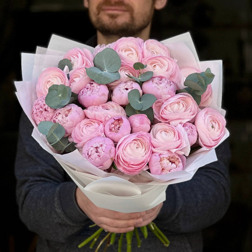 Мікс із 25 розкішних ранункулюсів та півоній у букеті «Рожева магія»