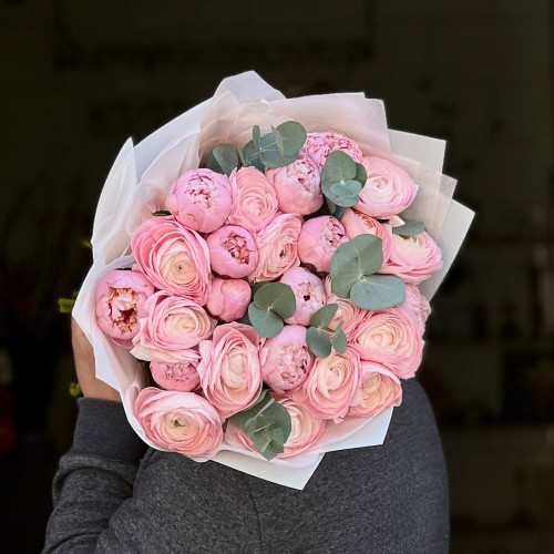 Мікс із 25 розкішних ранункулюсів та півоній у букеті «Рожева магія»