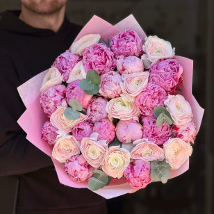 Изысканный микс из 31 розового ранункулюса и пионов «Малиновая любовь»