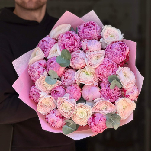Вишуканий мікс із 31 рожевого ранункулюса та півоній «Малинове кохання»