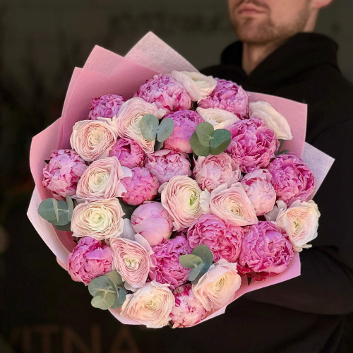 Вишуканий мікс із 31 рожевого ранункулюса та півоній «Малинове кохання»