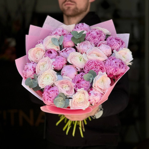 Вишуканий мікс із 31 рожевого ранункулюса та півоній «Малинове кохання»