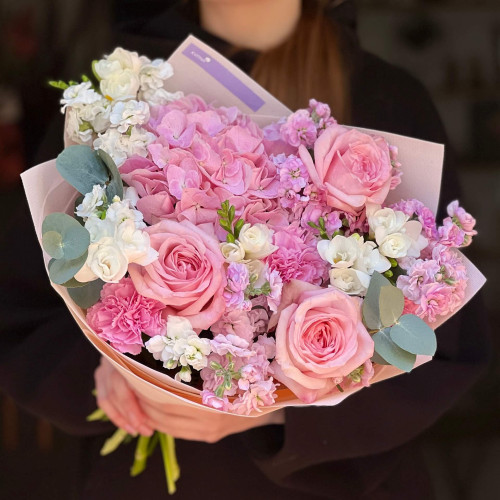 Ніжний букет з піоновидними трояндами Pink O'Hara «Аромат весняного Комо»