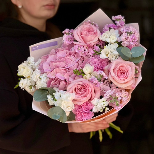 Ніжний букет з піоновидними трояндами Pink O'Hara «Аромат весняного Комо»