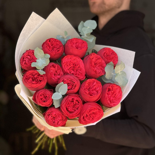 15 троянд сорту Red Mary з евкаліптом у букеті «Червоне зізнання»