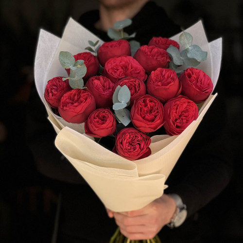 15 троянд сорту Red Mary з евкаліптом у букеті «Червоне зізнання»