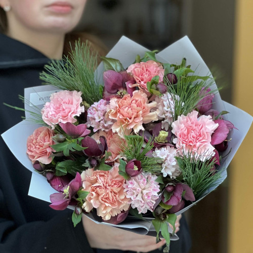 Чарівний букет з гіацинтами та хелеборусом «Весняний оксамит»