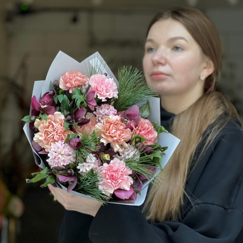 Чарівний букет з гіацинтами та хелеборусом «Весняний оксамит»