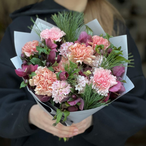 Чарівний букет з гіацинтами та хелеборусом «Весняний оксамит»