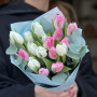 17 тюльпанів з евкаліптом у букеті «Загадкова ніжність»