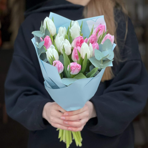 17 тюльпанів з евкаліптом у букеті «Загадкова ніжність»