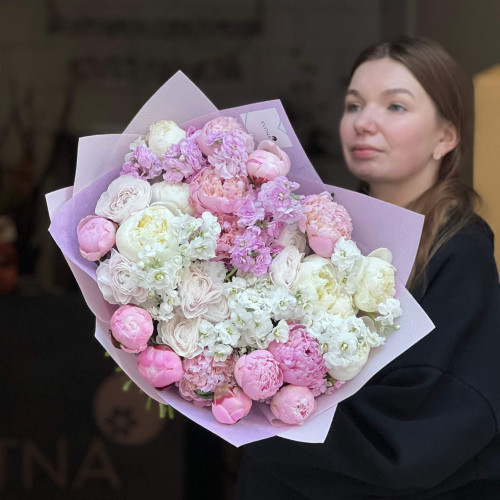 Вишуканий букет з півоніями та ранункулюсами «Аристократія весни»