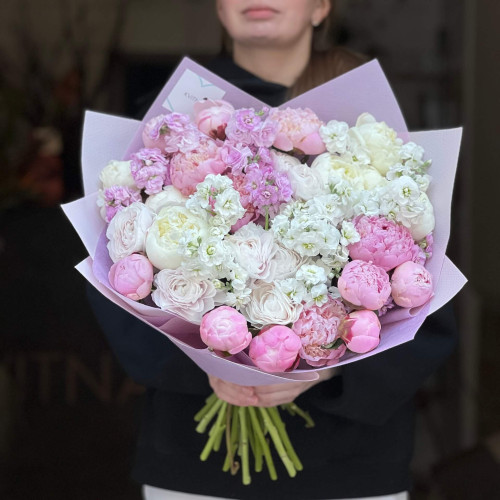 Вишуканий букет з півоніями та ранункулюсами «Аристократія весни»