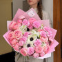 Ніжний букет з ранункулюсами та півоніями «Рожева весна»