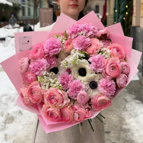 Ніжний букет з ранункулюсами та півоніями «Рожева весна»