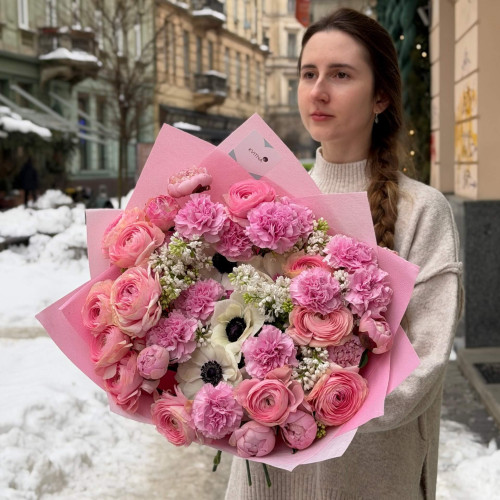 Ніжний букет з ранункулюсами та півоніями «Рожева весна»