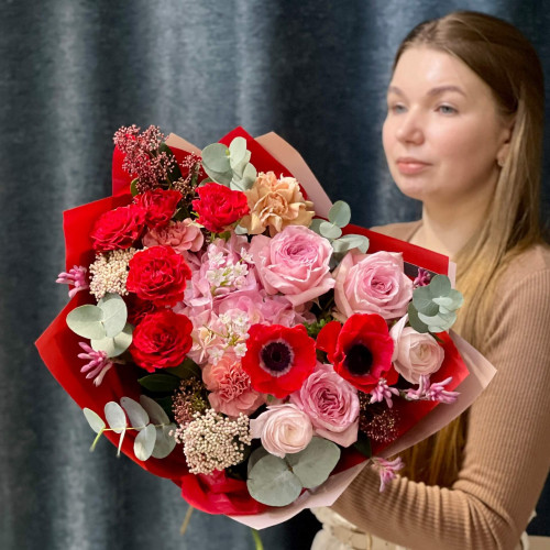 Яскравий букет з анемонами «Романтичне сузір'я»