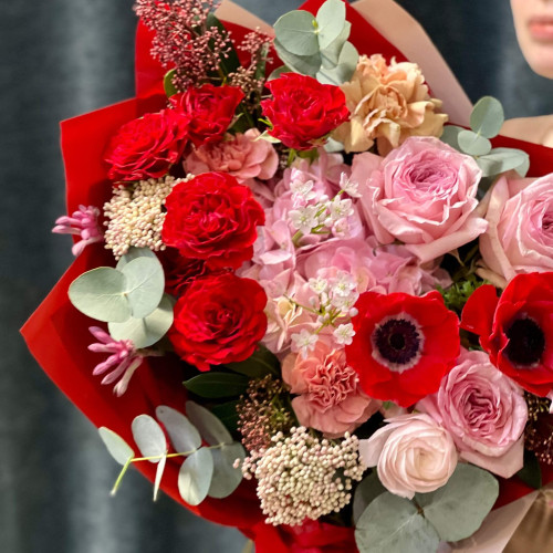 Яскравий букет з анемонами «Романтичне сузір'я»