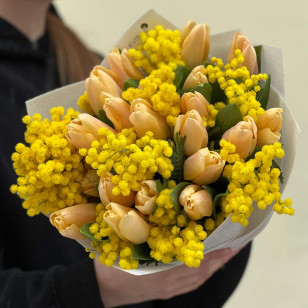 Яскравий букет із тюльпанів мангового відтінку та мімози «Сонячна Оксанка»