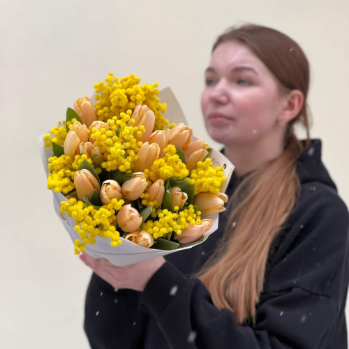 Яскравий букет із тюльпанів мангового відтінку та мімози «Сонячна Оксанка»