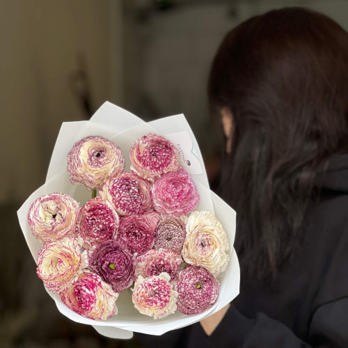 15 ранункулюсів сорту Andrea Cappuccino у букеті «Лавандовий Раф»