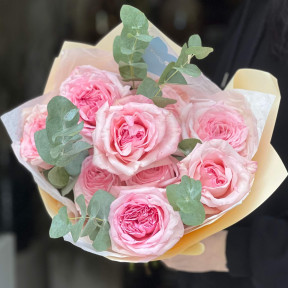 9 ароматних піоновидних троянд сорту Pink O’Hara у букеті «Скандинавське мереживо»