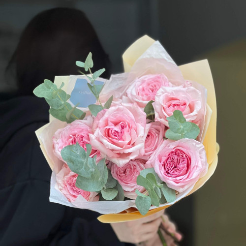 9 ароматних піоновидних троянд сорту Pink O’Hara у букеті «Скандинавське мереживо»