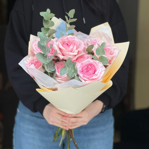 9 ароматних піоновидних троянд сорту Pink O’Hara у букеті «Скандинавське мереживо»