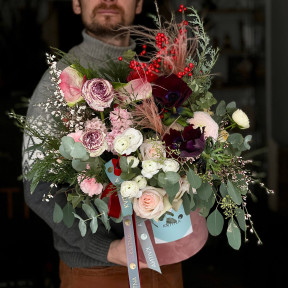 Розкішна композиція у коробці «Квіткова кадриль»