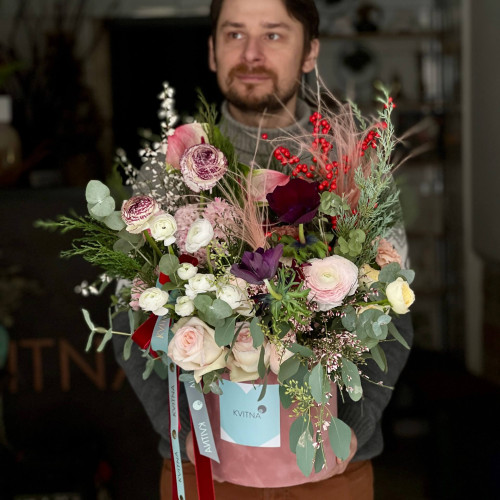 Розкішна композиція у коробці «Квіткова кадриль»