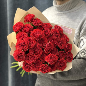 13 гілочок кущової піоновидної троянди Bella Linda Brick у букеті «Рубіновий розсип»