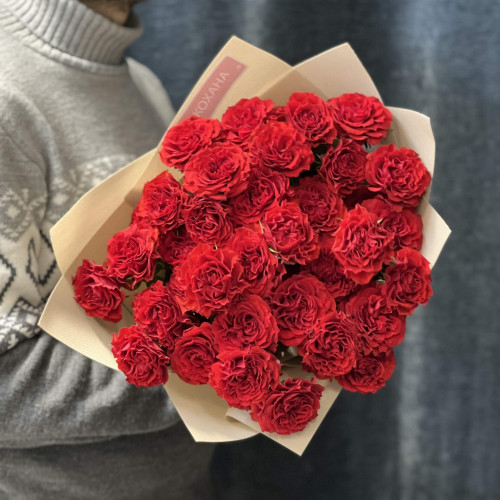 13 гілочок кущової піоновидної троянди Bella Linda Brick у букеті «Рубіновий розсип»