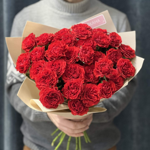 13 гілочок кущової піоновидної троянди Bella Linda Brick у букеті «Рубіновий розсип»