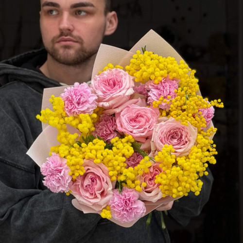 Ароматный яркий букет с розой Pink O'Hara «В объятиях солнца»