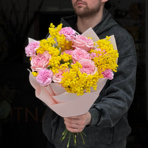 Ароматный яркий букет с розой Pink O'Hara «В объятиях солнца»