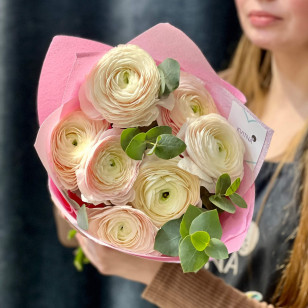 Seven light Clooney Hanoi ranunculus in the bouquet «Tender Powder»