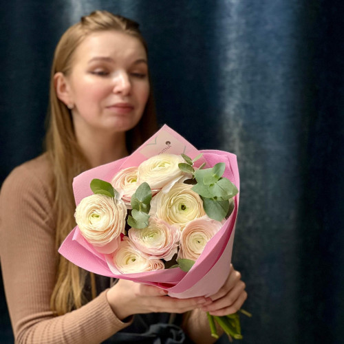 7 світлих ранункулюсів Clooney Hanoi у букеті «Ніжна пудра»