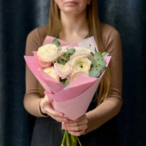 7 світлих ранункулюсів Clooney Hanoi у букеті «Ніжна пудра»