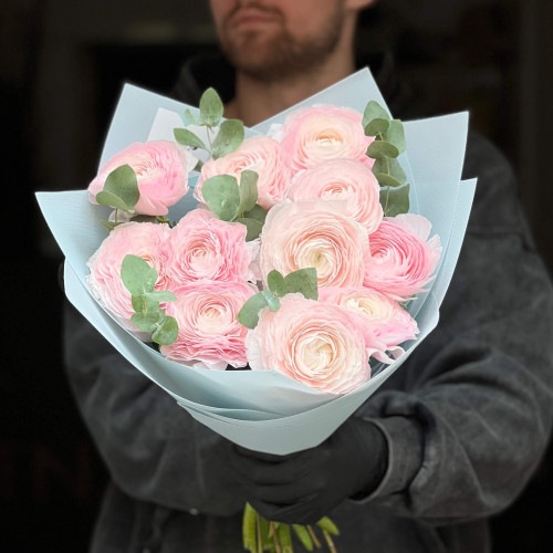 11 рожевих ранункулюсів сорту Clooney Lady у букеті «Пелюстковий вальс»