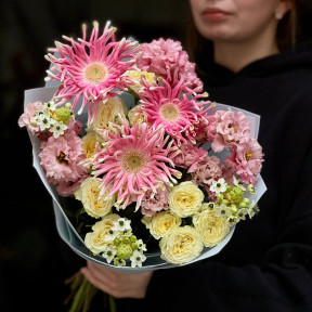 Соковитий пухнастий букет з герберами «Солодкий грейпфрут»