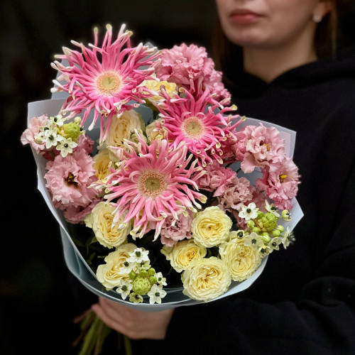 Соковитий пухнастий букет з герберами «Солодкий грейпфрут»