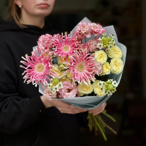 Соковитий пухнастий букет з герберами «Солодкий грейпфрут»