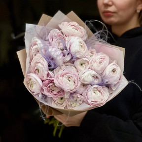 Романтичний букет із преміальних ранункулюсів Nebbia «Виноградний лід»