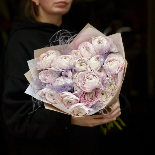 Романтичний букет із преміальних ранункулюсів Nebbia «Виноградний лід»